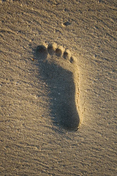 Impronta su una spiaggia tropicale — Foto Stock