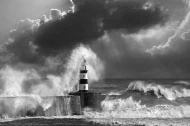 Seaham feneri çökmesini dalgaları