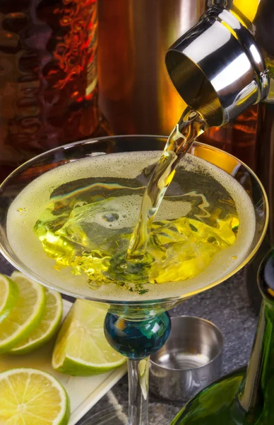 Mixing a cocktail — Stock Photo, Image