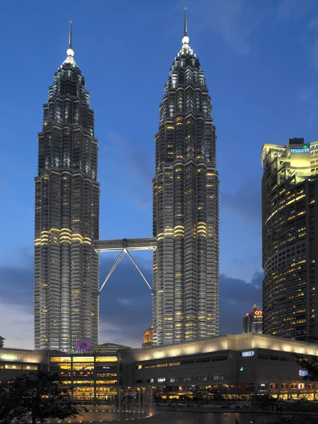 Башни-близнецы Petronas в Куала-Лумпуре в Малайзии — стоковое фото