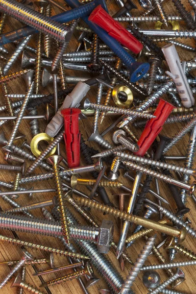 螺丝、 螺栓、 指甲-木制的背景 — 图库照片