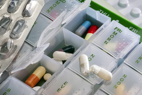 Comprimidos e comprimidos em caixa de rotina de tratamento — Fotografia de Stock