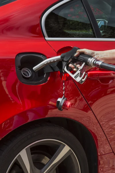 Насосный газ - Заправка автомобиля топливом — стоковое фото