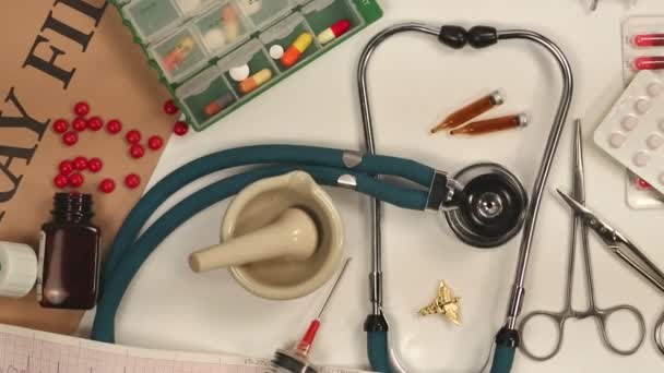 Cosas médicas - Panorámica sobre instrumentos médicos, etc. . — Vídeos de Stock