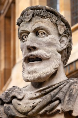 İsa Koleji 'nin önünde heykel - Oxford Üniversitesi, Birleşik Krallık.