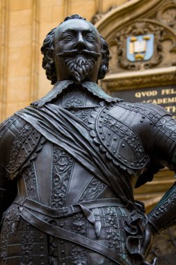 William Herbert 'in heykeli, 3. Pembroke Kontu, Oxford, İngiltere' deki Bodlean Kütüphanesi 'nin önünde. Elizabeth döneminin Galli bir asilzadesi, akranı ve politikacısıydı..