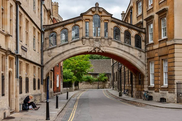 赫特福德桥 Hertford Bridge 通常被称为叹息桥 Bridge Sigh 是连接英国牛津大学赫特福德学院的两个部分的天桥 建于1914年 — 图库照片