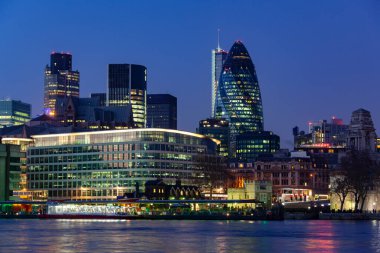 Londra şehri alacakaranlıkta ufuk çizgisi - Birleşik Krallık.
