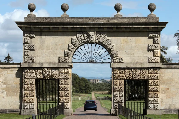 Entrada para Studley Royal Park olhando para trás em direção Ripon Cathed — Fotografia de Stock