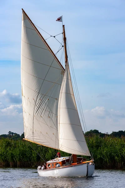 Yacht Sailing Norfolk Broads United Kingdom Network Shallow Freshwater Lakes — Stock Photo, Image