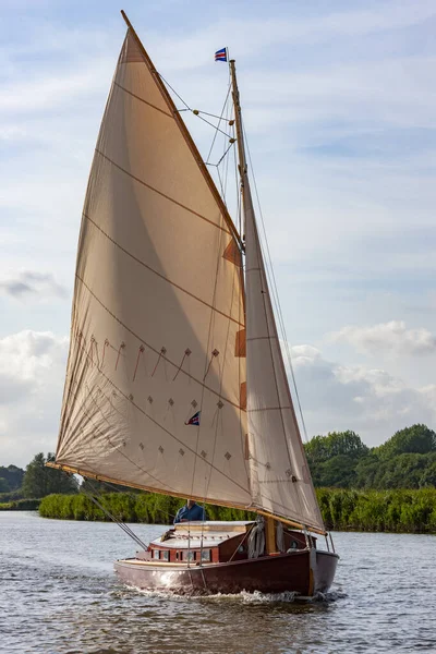 Wooden Yacht Sailing Norfolk Broads United Kingdom Network Shallow Freshwater — Stock Photo, Image