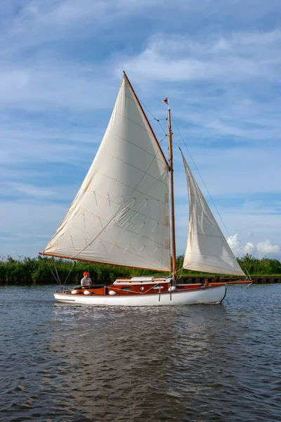 Żeglarstwo Jachtowe Norfolk Broads Wielka Brytania Sieć Płytkich Jezior Słodkowodnych — Zdjęcie stockowe