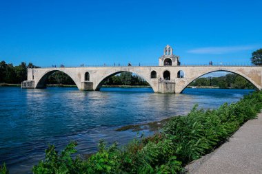 Avignon şehrindeki Pont d 'Avignon (Pont Saint-Benezet), Rhone Nehri' nin sol kıyısındaki Vaucluse departmanında yer alır.. 