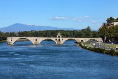 Avignon şehrindeki Pont d 'Avignon (Pont Saint-Benezet), Rhone Nehri' nin sol kıyısındaki Vaucluse departmanında yer alır.. 