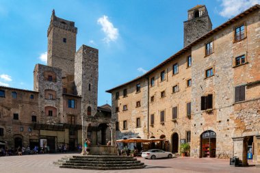 San Gimignano -, Siena eyaletinin ve Toskana, İtalya küçük duvarlı Ortaçağ tepe kasabada. San Gimignano ortaçağ mimarisi bir düzine kule evleri için ünlüdür. Unesco Dünya mirası olduğunu.