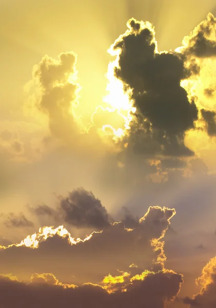 Drámai felhők naplementekor — Stock Fotó