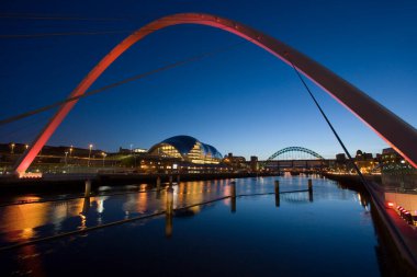 Önünde Milenyum Köprüsü ve arkasında Tyne Köprüsü olan Tyne Nehri. Gün batımında Tyne 'daki Newcastle' da. Kuzeydoğu İngiltere.