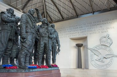 Kraliyet Hava Kuvvetleri bombardıman komut Memorial Raf Bomber komut kim göreve İkinci Dünya Savaşı sırasında girişti aircrews anısına bir anıt Green Park Londra'nın içinde olduğunu.