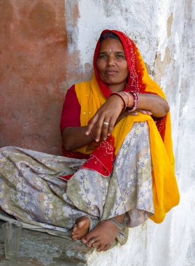 Hindistan 'ın kuzeyindeki Uttra Pradesh bölgesinde, Agra yakınlarındaki Fatehpur Sikri Kalesi' ndeki Hintli kadın..