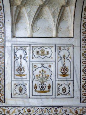 Kuzey Hindistan 'daki Agra' da bir anıt mezar olan Tac Mahal 'in mermer fayanslarına İslami dekorasyon işlenmiş. İmparator Şah Cihan (1592 - 1666) tarafından en sevdiği karısının anısına inşa edilmiştir. 1649 'da tamamlandı. UNESCO Dünya Mirası Alanı.