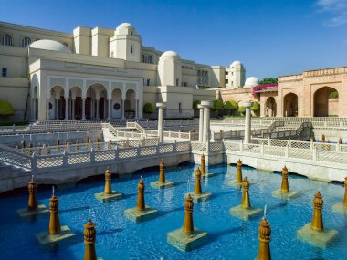 Hindistan 'ın Uttar Pradesh eyaletindeki Agra' da Taj Mahal yakınlarında bir Palace Hotel 'in dışında..