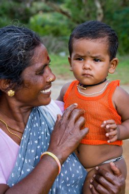Anne ve çocuk Güney Hindistan 'da Tamil Nadu kırsalında..