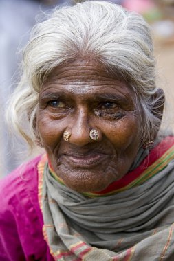 Hindistan 'ın güneyindeki Tamil Nadu bölgesinde Madurai şehrindeki bir markette yaşlı Hintli kadın..