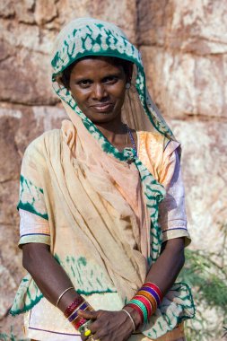 Hindistan 'ın kuzeyinde, Rajasthan' daki Udaipur yakınlarındaki Kumbhalgarth Hill Kalesi 'nde genç bir Hintli kadın..