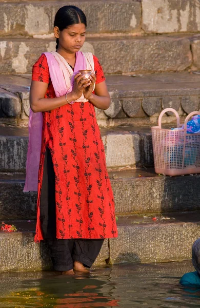 Hinduski Wielbiciel Kąpieli Świętej Rzece Ganges Hinduskich Ghats Varanasi Północnych — Zdjęcie stockowe