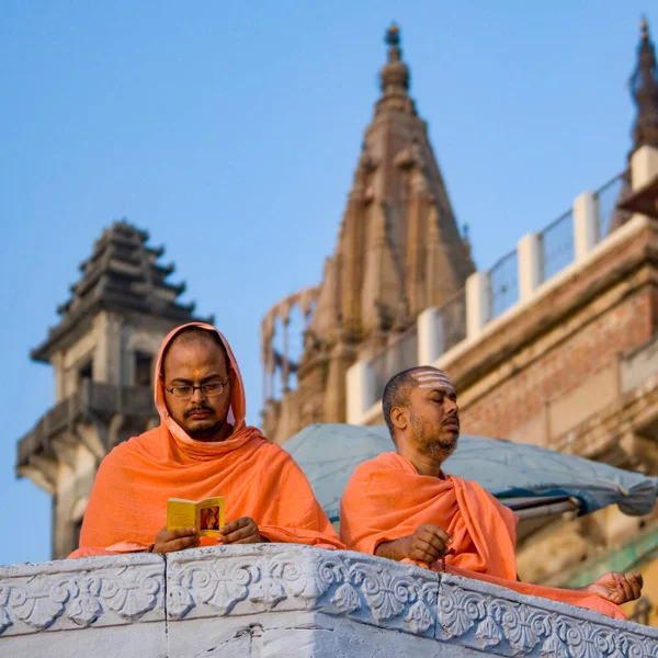 Buddhistische Pilger Den Hinduistischen Ghats Ufer Des Heiligen Ganges Ganga — Stockfoto