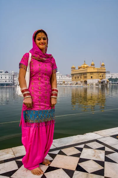 Mladá Žena Zlatém Chrámu Amritsar Oblasti Paňdžábu Severní Indii Zlatý — Stock fotografie