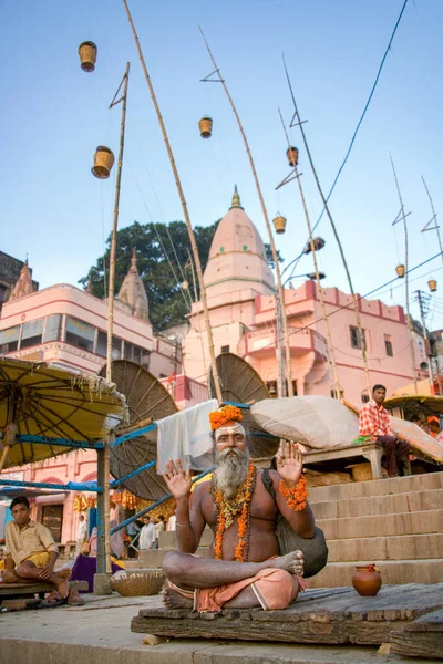 Sadhu Hombre Santo Sobre Los Ghats Hindúes Ciudad Varanasi India —  Fotos de Stock