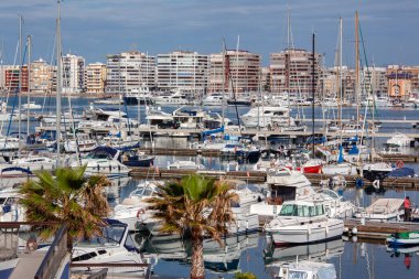 İspanya, Costa Blanca 'daki Torrevieja limanı ve marinası..