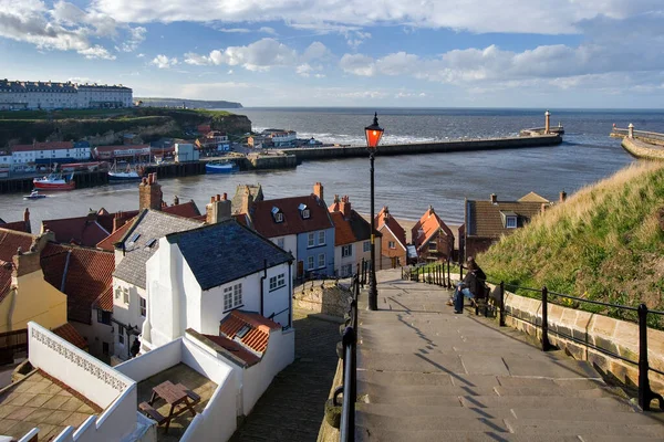 Late Afternoon Sunlight Harbor Front Buildings Lighthouse Whitby North Yorkshire — Stock Photo, Image