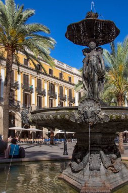 İspanya 'nın Katalonya bölgesinde Barcelona' nın Eixample ilçesinde arabasız bir caddede çeşme.