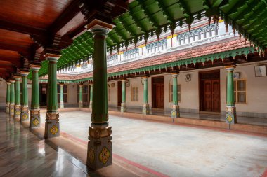 Güney Hindistan 'ın Tamil Nadu bölgesinde, Kanadukathan, Karaikkudi' deki Kanadukathan Sarayı 'nın iç avlusunda. Chettinad Sarayı olarak da bilinir, 1912 'de inşa edilmiştir..