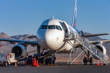 Paskalya Adası. Şili. 03.23.08. Güney Pasifik 'teki Paskalya Adası' nda küçük bir havaalanının önlüğündeki Lan Chile jet uçağı. 2012 yılında Brezilya TAM Havayollarının LAN tarafından devralınmasından sonra LATAM Airlines Group olarak adlandırılmıştır..