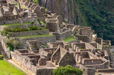 Peru 'daki Machu Picchu şehrinde. Yerel olarak bilinmesine rağmen, sömürge dönemi boyunca İspanyollar tarafından bilinmiyordu ve 1911 yılında Amerikan tarihçisi Hiram Bingham tarafından uluslararası ilgi odağı haline getirilene kadar dış dünyada bilinmiyordu..