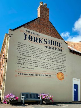 1747 yılından kalma orijinal Yorkshire Pudingi tarifi, Birleşik Krallık 'ın Kuzey Yorkshire kentindeki bir pazar kasabası olan Malton' un duvarında..