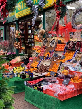 Noel 'de İngiltere' nin kuzeybatısında manavlar ön tarafta alışveriş yapıyor.. 