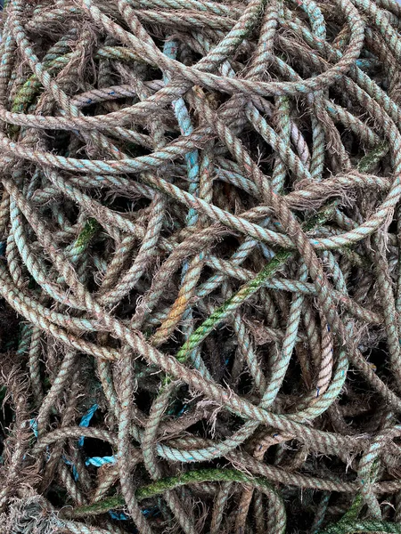 一堆旧的 风化的绳子 — 图库照片