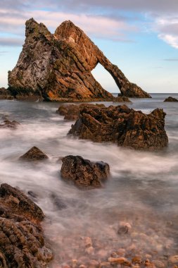 Pruva Kemancısı Kayası, İskoçya 'nın kuzeydoğu kıyısında Portknockie yakınlarında doğal bir deniz kemeri. Aslen kuvars kumtaşı olan bir metamorfik kaya olan Quartzite 'den oluşmuştur. Bu kaya Cullen Quartzite oluşumunun bir parçası..