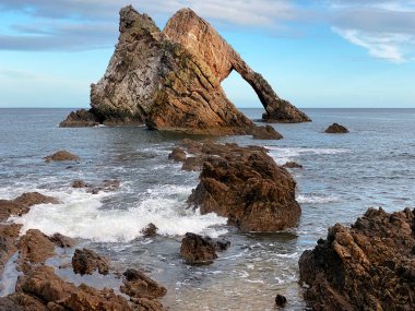 Pruva Kemancısı Kayası, İskoçya 'nın kuzeydoğu kıyısında Portknockie yakınlarında doğal bir deniz kemeri. Aslen kuvars kumtaşı olan bir metamorfik kaya olan Quartzite 'den oluşmuştur. Bu kaya Cullen Quartzite oluşumunun bir parçası..