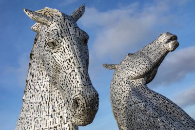 Falkirk, İskoçya 'daki Kelpie' ler. İki adet 30 metre yüksekliğinde (98ft) kelpleri (şekil değiştiren su ruhları) tasvir eden at başlı heykel. Helix Park Projesi 'nde Forth ve Clyde Kanalı ve River Carron yakınlarındaki yeni bir uzantının yanında duruyorlar..
