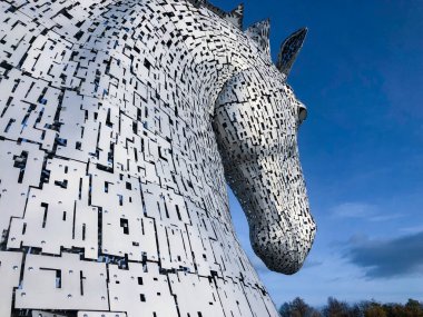 Falkirk, İskoçya 'daki Kelpie' ler. İki adet 30 metre yüksekliğinde (98ft) kelpleri (şekil değiştiren su ruhları) tasvir eden at başlı heykel. Helix Park Projesi 'nde Forth ve Clyde Kanalı ve River Carron yakınlarındaki yeni bir uzantının yanında duruyorlar..