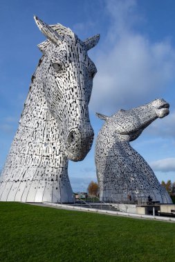 Falkirk, İskoçya 'daki Kelpie' ler. İki adet 30 metre yüksekliğinde (98ft) kelpleri (şekil değiştiren su ruhları) tasvir eden at başlı heykel. Helix Park Projesi 'nde Forth ve Clyde Kanalı ve River Carron yakınlarındaki yeni bir uzantının yanında duruyorlar..
