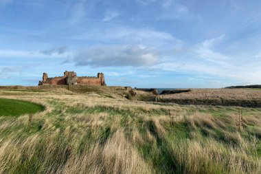 Kuzey Berwick yakınlarındaki Tantallon Kalesi, Doğu Lothian, İskoçya. 14. yüzyılın ortalarındaki bu harap kale. Bass Rock 'ın karşısındaki bir promontuarda, Firth of Forth' a bakıyor. Yaklaşık 1350 'lik.