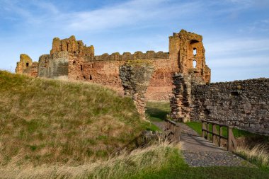 Kuzey Berwick yakınlarındaki Tantallon Kalesi, Doğu Lothian, İskoçya. 14. yüzyılın ortalarındaki bu harap kale. Bass Rock 'ın karşısındaki bir promontuarda, Firth of Forth' a bakıyor. Yaklaşık 1350 'lik.