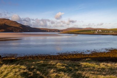 Durness 'li Kyle' da gelgit var. İskoçya 'nın kuzey kıyısında Sutherland ilçesinde bir körfez. Balnakeil 'den 5 mil içeri kadar uzanıyor. En yakın köy Durness. Cape Wrath Yarımadası suyun diğer tarafında..