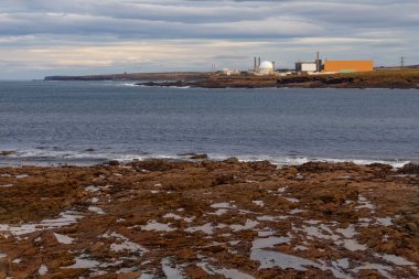 İskoçya 'nın kuzey kıyısındaki Dounreay, Caithness' de Vulcan Donanma Nükleer Reaktör Deneme Tesisi. Prototip hızlı üretici reaktörlerinin ve denizaltı reaktörlerinin geliştirilmesi için bir test alanıdır..